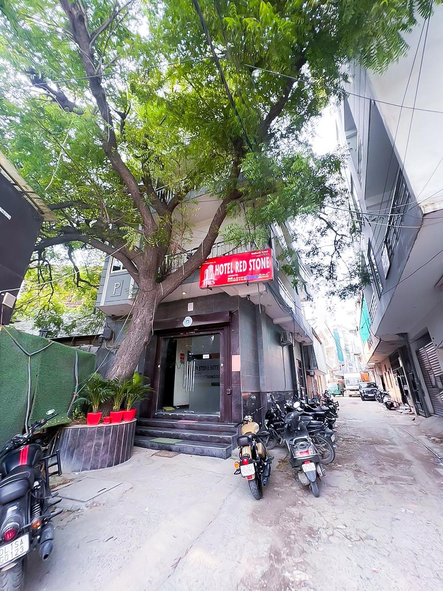 Red Stone Near Igi Airport Couette-café *