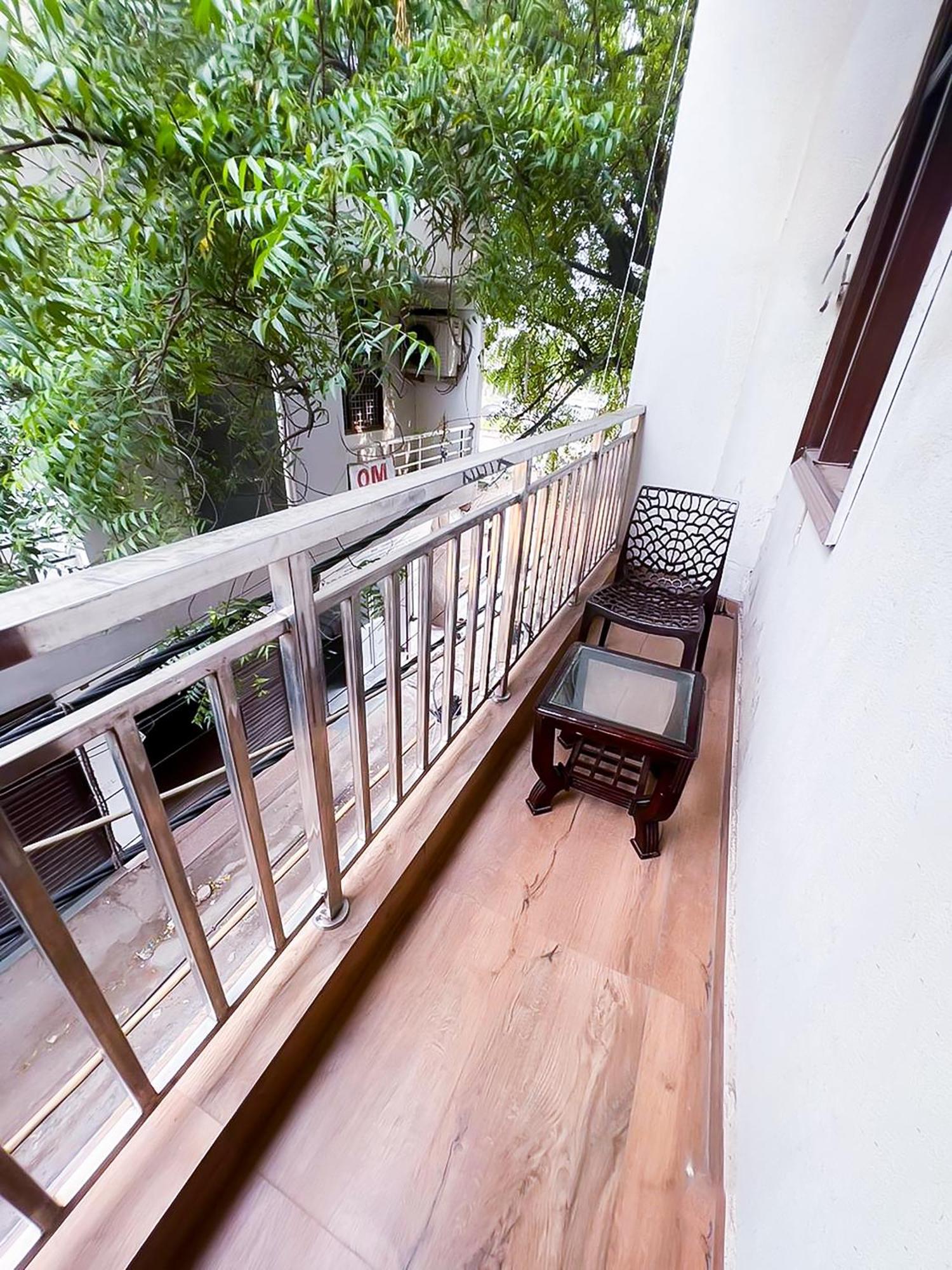 Couette-café Red Stone Near Igi Airport *
